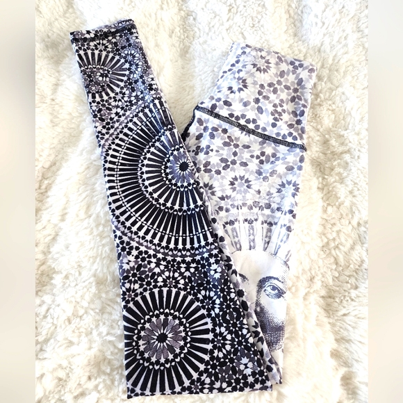 🌟🌜🌚🌛🌟Niyama Sol Luna black ⚫️ and white barefoot leggings XS BNWOT ✨️ - Picture 3 of 14